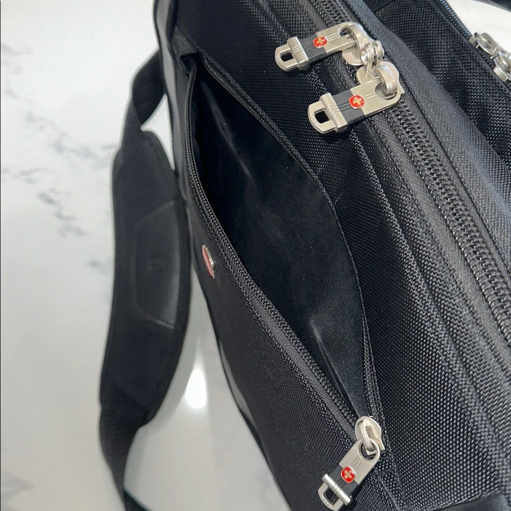 SWISS GEAR WENGER BUSINESS LAPTOP MESSENGER BAG NUMEROUS COMPARTMENTS 4 STORAGE